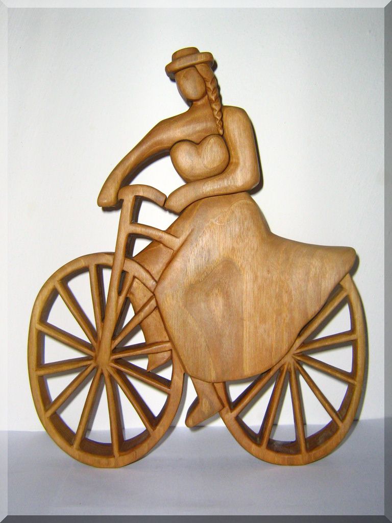 Historická cyklistka - soška ze dřeva