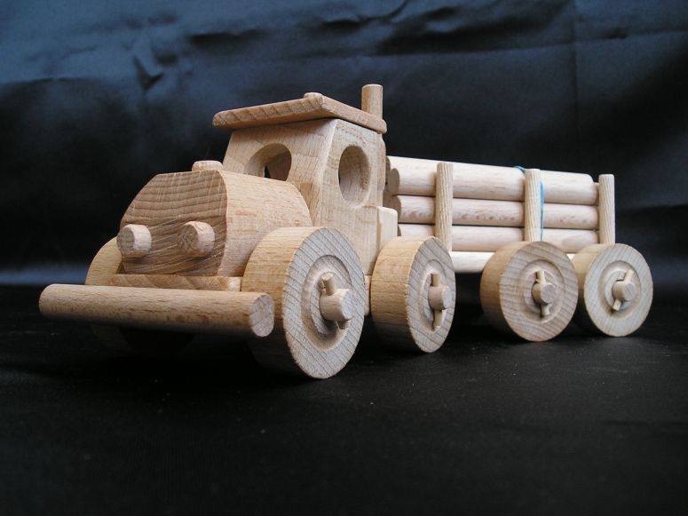 Dřevěný kamion s přívěsem, hračky