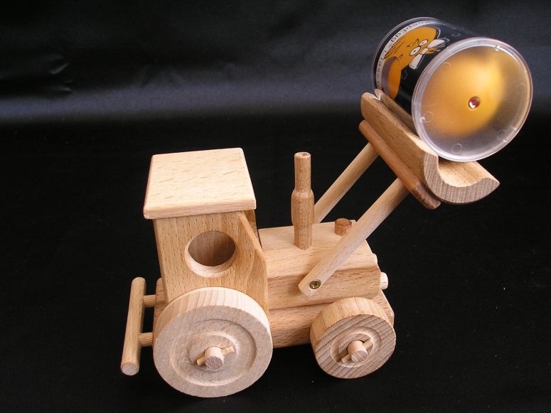 Hračky dřevěné traktory