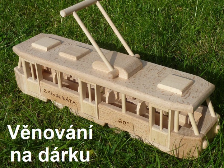 Tramvaj hračka ze dřeva s osobnm věnováním  - vzor