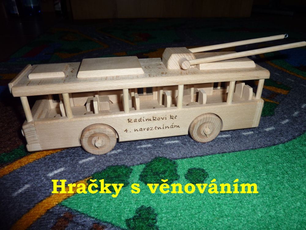 Trolejbus- hračka ze dřeva s osobním věnováním