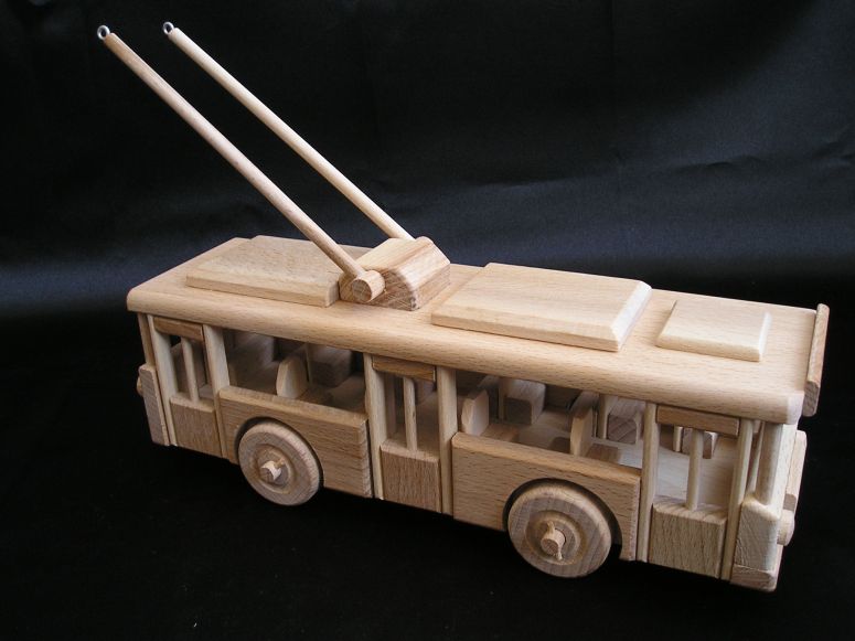 Trolejbusy, hračky pro děti na hraní.