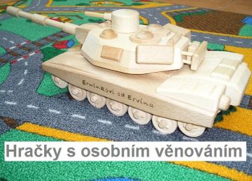 Vojenské dárky, tanky ze dřeva se jménem a věnováním