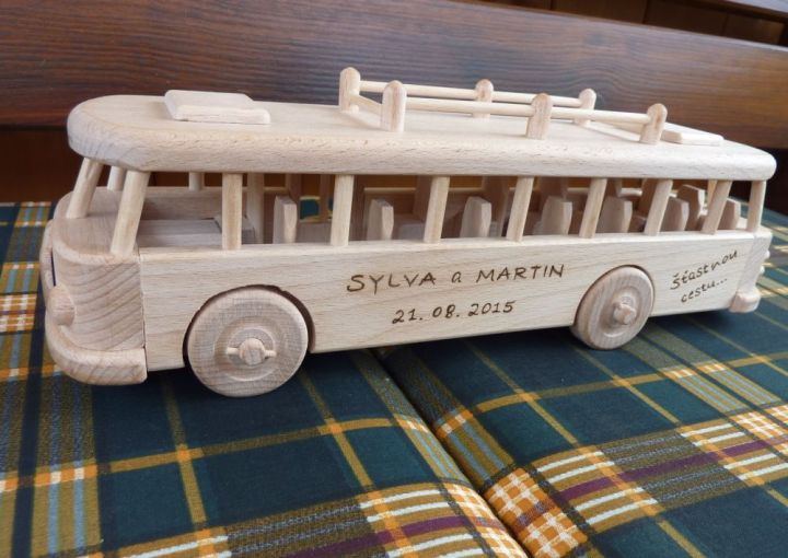 Autobus svatební dar pro Sylvu a Martina