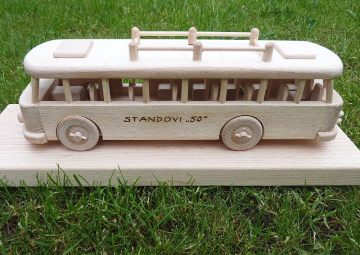 Dřevěný autobus k výročí 50 let narozeniny, se jménem