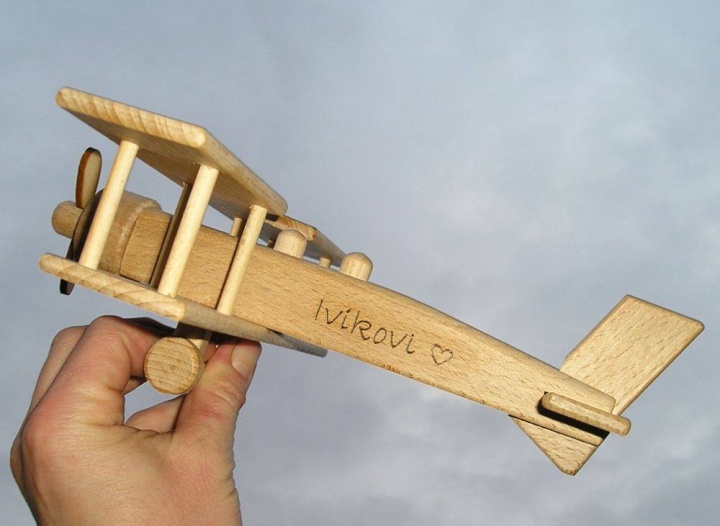 Dvouplošník letadlo hračka s gravírovaným jménem a srdíčkem