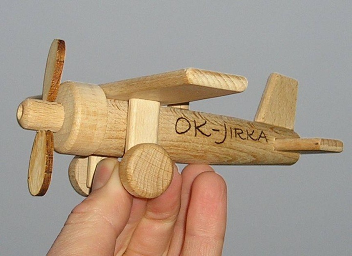 Hornoplošník letadlo hračka ze dřeva s jménem k narozeninám