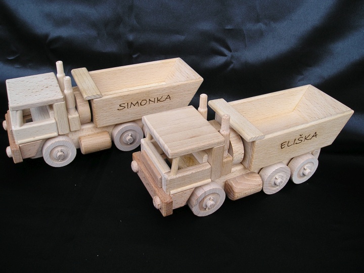 Dřevěné nákladní auto, hračka se jménem