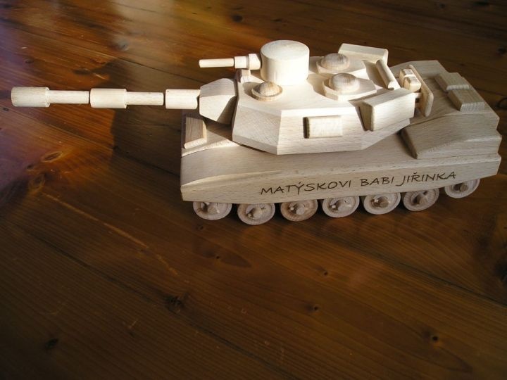 Americký tank ze dřeva, hračky s věnováním na přání zákazníka