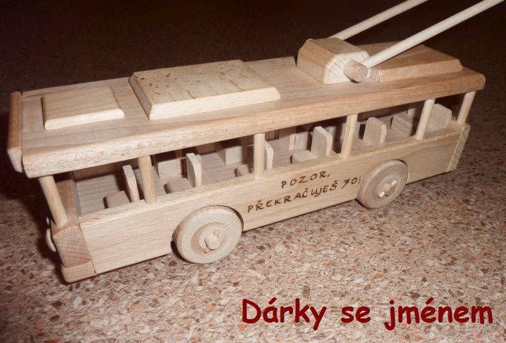 Dárky k narozeninám - tramvaj, hračka ze dřeva