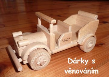 Osobní věnování na dárku - veterán auto hračka ze dřeva