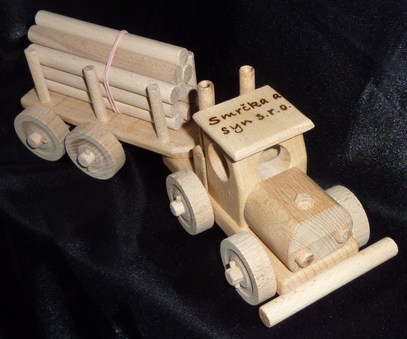 Dřevěný kamion, hračka s gravírováním