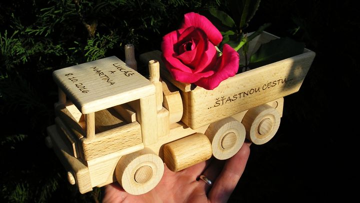 Hračky dřevěné nákladní auto s věnováním novomanželům. Svatební dar.