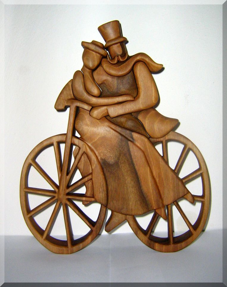 Zamilovaní bycyklisté - soška ze dřeva