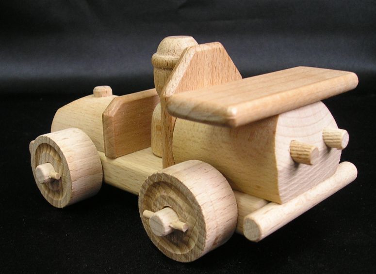 Dřevěná hračka, autíčko a pilot-formule-1-zavodnicka-na-hraní