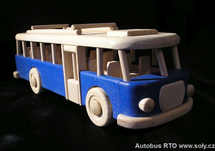 Autobus českolovenské výroby RTO, hračka ze dřeva