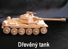 Ruský dřevěný pohyblivý tank pro kluky na hraní.