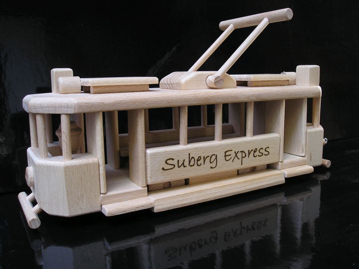 Hračka tramvaj, dřevěné dárky s nápisem