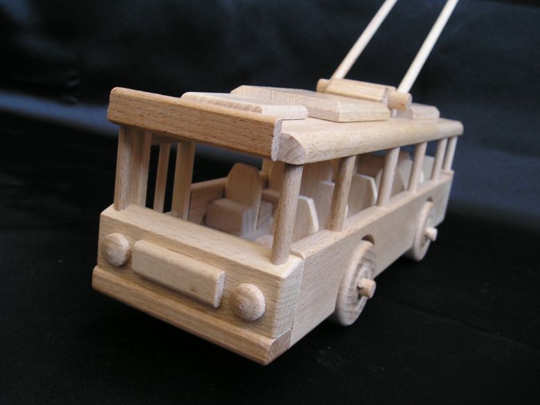 Modely a hračky městských trolejbusů pro děti.