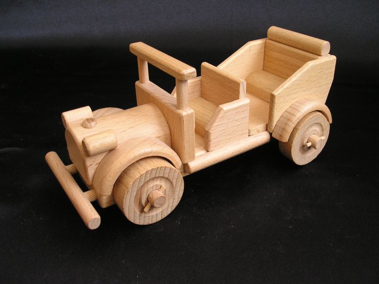 Veterán automobil, dřevěné hračky a dárky