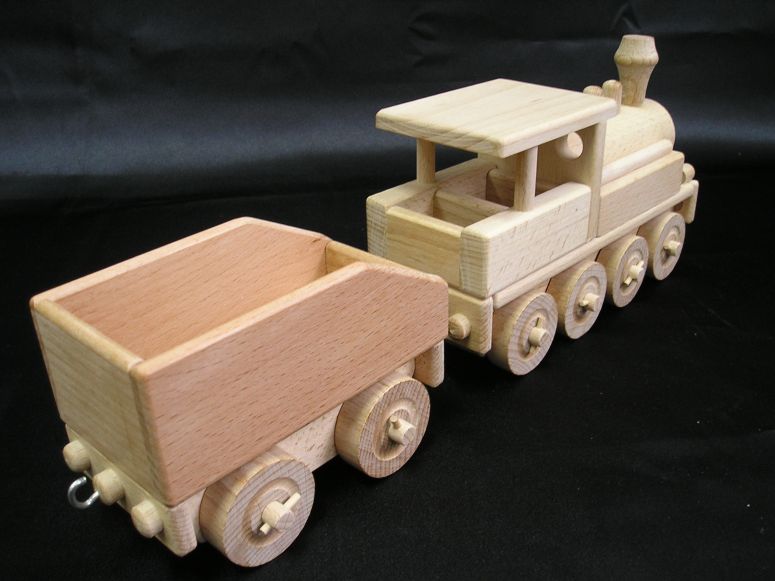Parní lokomotiva ze dřeva. Dřevěné hračky