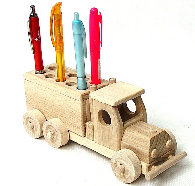 Dřevěné hračky, nákladní auto a stojan na pera a propisky v jednom
