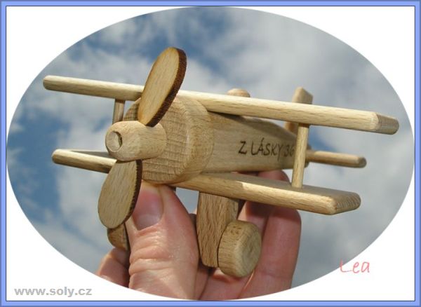 Hračka letadlo ze dřeva. Dárek s gravírovaným textem