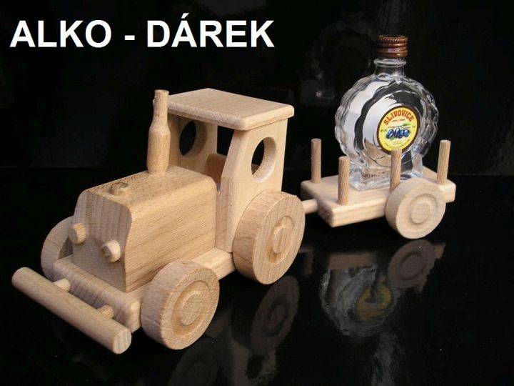 Miniatura alkoholu a dřevěný traktor, dárek pro dospělé