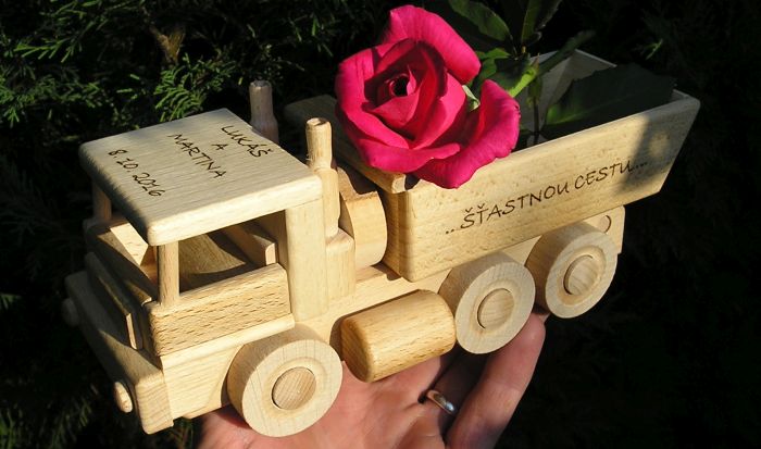 Drevený nákladiak, hračka pre děti s venovaním