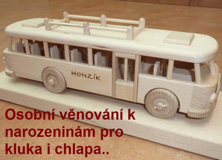 Autobus ze dřeva a textovým věnováním