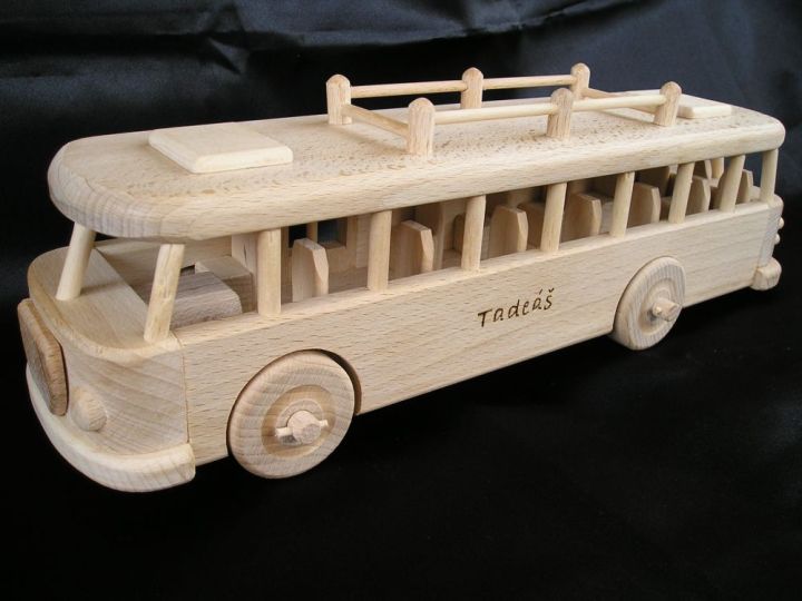 Autobus ze dřeva a textovým věnováním pro Tadeáše
