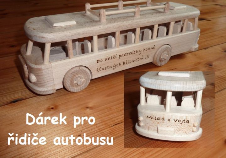 Autobus ze dřeva a textovým věnováním k padesátinám výročí