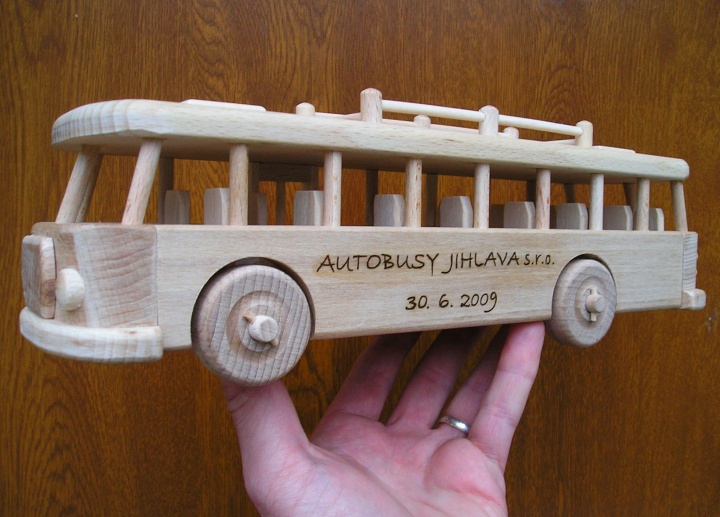 Autobus hračka ze dřeva s vypáleným jménem