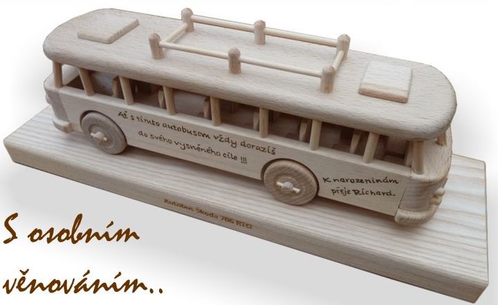 Autobus ze dřeva a textovým věnováním k výročí narozenin
