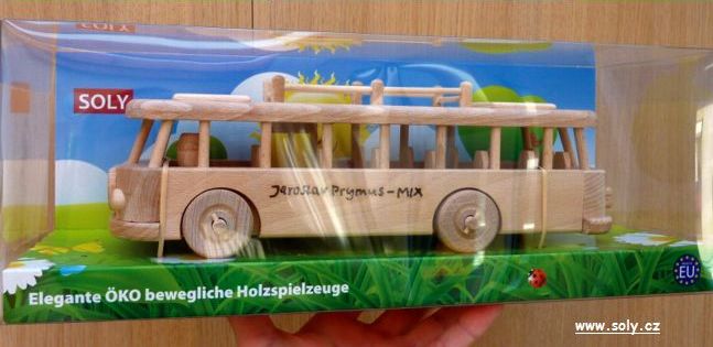 Autobus ze dřeva