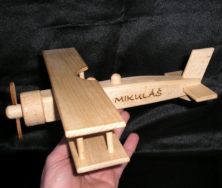 Letadlo hračka ze dřeva s vypáleným jménem