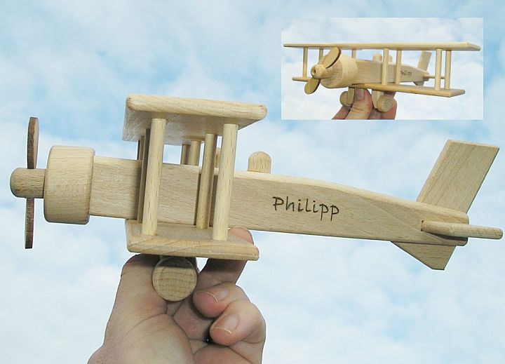 Letadlo ze dřeva s gravírováním jména dětí