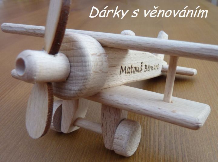 Dřevěné letadla s osobním věnováním dětí i dospělích