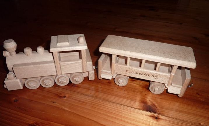 Parní lokomotivy ze dřeva, dárky a hračky s věnováním a dřevěným podstavcem