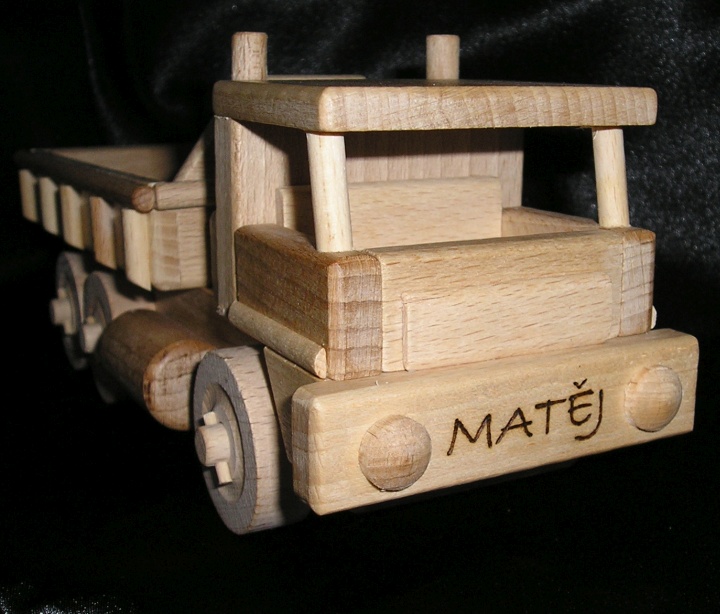 Hračka dřevěné nákladní auto s vypaleným jménem Matěj
