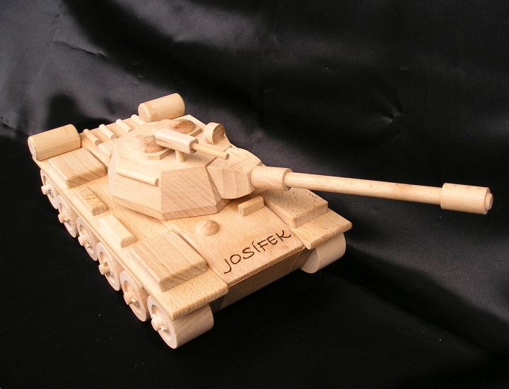 Tank, hračka ze dřeva s věnováním