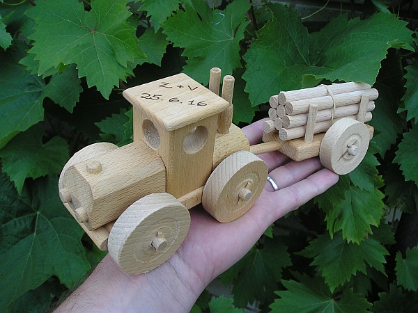 Dětský traktor, dřevěná hračka se jménem k narozeninám