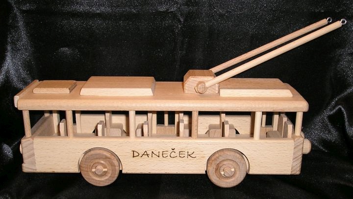 Trolejbus s textem věnování, dřevěné dárky