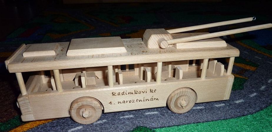 Trolejbus ze dřeva s osobním věnováním