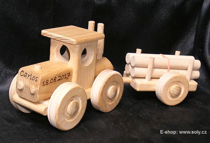 Hračka traktor ze dřeva
