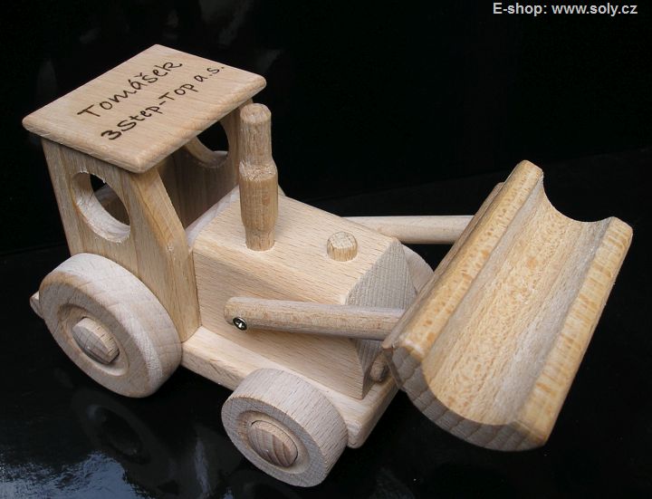 Dřevěný traktor s radlicí, hračka pro děti