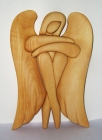 Soška, sedící anděl, světlé dřevo . 23 cm 