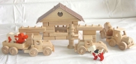 Benzinka - didaktická hračka stavebnice ze dřeva.