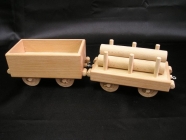 Přípojné vagóny k lokomotivě. Dřevěné hračky 