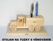 Auto-stojan na propisky - dřevěné dárky na podstavě